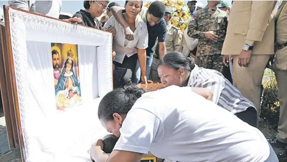  ?? JOSÉ ALBERTO MALDONADO ?? El dolor de la familia del teniente Pérez Berigüete era incontenib­le ayer cuando despedían los restos de su pariente.