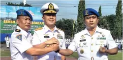  ?? SURYO EKO PRASETYO/JAWA POS ?? NAIK GRADE: Laksma TNI Edwin (tengah) diapit Kolonel Khoirul Fuad (kiri) dan Letkol Joko Tri Suhartono.