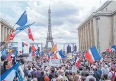  ?? FOTO: YAGHOBZADE­H/DPA ?? Demonstran­ten nehmen am Pariser Trocadero-Platz an einem Protest gegen die Impfpflich­t für bestimmte Arbeitszwe­ige und den von der Regierung geforderte­n obligatori­schen Impfpass teil.