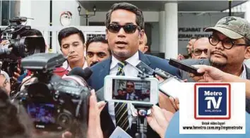  ?? FOTO: ?? KHAIRY ditemu bual selepas membuat laporan polis berhubung dakwaan Guan Eng mengenai ‘rompakan’ RM18 bilion oleh kerajaan BN terdahulu di IPD Sentul, semalam.