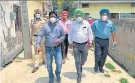  ?? HTPHOTO ?? Mohali civil surgeon Dr Manjit Singh along with other health officials taking stock of the situation at Mubarakpur in Dera Bassi on Saturday. The village has reported 10 Covid-19 cases.