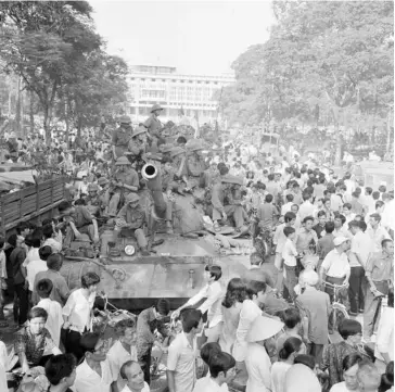  ?? VNA/VNS Photo Lâm Hồng ?? Local residents crowd North Vietnamese tanks taking positions near the presidenti­al palace in Saigon (now HCM City) after the palace fell under the control of the liberation army on April 30, 1975.