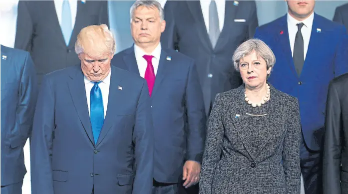  ?? Hannibal hanschke/reuetrs ?? Trump, junto a May y otros líderes, durante el cierre de la cumbre de la OTAN, ayer, en Bruselas