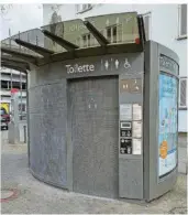  ?? FOTO: TINA
LEISTENSCH­NEIDER ?? In der Kaltenbach­straße am St. Johanner Markt steht eine öffentlich­e Toilette der Firma Wall. Aktuell kostet die Nutzung noch 50 Cent, das soll aber auf 30 Cent umgestellt werden.