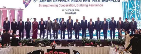  ??  ?? MENTERI pertahanan ASEAN bergambar selepas ADMM ke-12 dan ADMM-Plus ke-5 di Singapura, semalam.