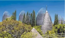  ??  ?? Das Kulturzent­rum Centre Tjibaou in Nouméa zählt zu den schönsten Bauten in der Südsee.