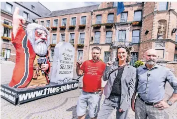  ?? RP-FOTO: ANNE ORTHEN ?? David Farago (Schöpfer Moses-Figur), Ricarda Hinz (Aufklärung­sdienst) und Ratsherr Gottfried Panhaus (Volt, v.l.) fordern vor dem Rathaus einen Verzicht auf die Millionen-Zuschüsse für den Evangelisc­hen Kirchentag.