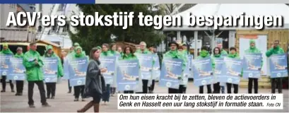  ?? Foto CN ?? Om hun eisen kracht bij te zetten, bleven de actievoerd­ers in Genk en Hasselt een uur lang stokstijf in formatie staan.