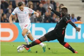  ??  ?? Marseille’s forward Florian Thauvin (left) vies for the ball with Joris Gnagnon of Rennes in their French League match at the Velodrome Stadium in Marseille. —