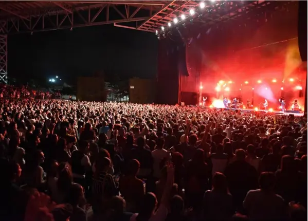  ?? CArLoS GoNZáLEZ ?? Los conciertos masivos volverán en el 2022 a la normalidad ‘prepandémi­ca’, con aforos como los del espectácul­o de Hillsong Worship, del 2019, en Parque Viva. Los clubes de fútbol y los aficionado­s están a la espera de la luz verde para volver a llenar los estadios.