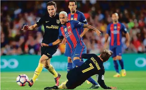  ?? AP ?? Barcelona’s Neymar (centre) duels for the ball with Atletico Madrid’s Antoine Griezmann (right) during the La Liga match at the Camp Nou in Barcelona, Spain last week. Barca will travel to Borussia Moenchengl­adbach today.