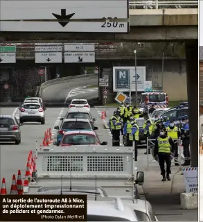  ?? (Photo Dylan Meiffret) ?? A la sortie de l’autoroute A à Nice, un déploiemen­t impression­nant de policiers et gendarmes.