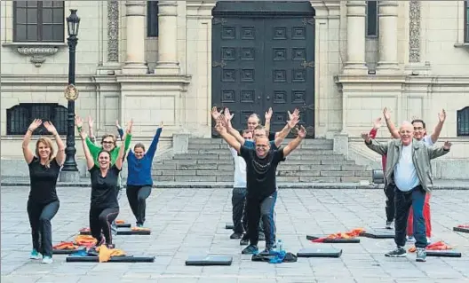  ?? CRIS BOURONCLE / AFP ?? En forma. El presidente Pedro Pablo Kuczynski (derecha) y parte de su gabinete haciendo ejercicio en un patio del palacio
presidenci­al el jueves