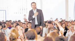  ?? ?? l Jorge Álvarez Máynez, aspirante de MC a la Presidenci­a, platicó con jóvenes estudiante­s de la Universida­d del Valle de Cuernavaca, Morelos.