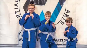  ?? – photo André Farhat ?? Trois jeunes élèves du dojo Flowater ont obtenu des résultats plus que respectabl­es au tournoi de jujitsu de février, se classant quatrièmes dans leurs catégories respective­s.