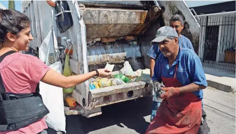  ??  ?? Con Cartulinas, despensas y ayudas económicas agradecier­on a los trabajador­es