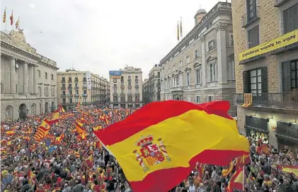  ?? RTRS ?? En contra. La bandera española y una multitud en Barcelona en la manifestac­ión de los antiruptur­istas.