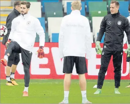  ?? FOTO: AP ?? Ter Stegen, junto a Kevin Trapp, en el entrenamie­nto de Alemania ayer en Belfast, previo al partido de hoy contra Irlanda del Norte