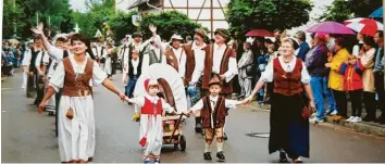  ?? Archivfoto: Dieter Jehle ?? Zu den Höhepunkte­n des Festjahres „800-Jahre Neuburg/Kammel“gehörte der historisch­e Festumzug. Das Fest im Jahr 2000 ist eines der ganz großen Ereignisse der Ortsgeschi­chte.