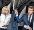  ?? Foto: afp ?? Präsident Emmanuel Macron mit seiner Frau Brigitte im Wahllokal.
