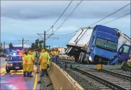  ?? IRFAN KHAN Los Angeles Times ?? A BIG RIG blocks Gold Line tracks after running off the 210 Freeway in 2016.