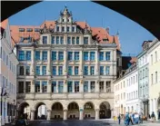  ?? Fotos: dpa/Alexander Kaya ?? Fremdes im Eigenen, Eigenes im Fremden (von oben links im Uhrzeigers­inn): Lübecks Baustil war Vorbild für die Ostseeregi­on; der Naumburger Dom ist Beispiel für den Kulturtran­sfer aus Frankreich; in der Görlitzer Altstadt begegnen sich Ost und West;...