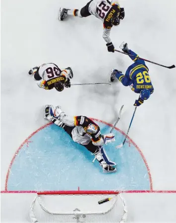  ?? Foto: Joel Marklund, Imago ?? Wieder schlägt der Puck hinter Thomas Greiss ein: Dem 2:1 Auftaktsie­g gegen die USA folgte eine 2:7 Pleite gegen Schweden. Heute (16.15 Uhr) trifft die deutsche Mannschaft auf Rekordwelt­meister Russland.