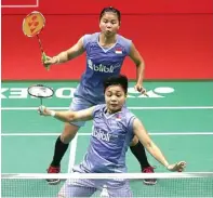  ?? CHANDRA SATWIKA/JAWA POS ?? SOLID: Greysia Polii (atas) dan Apriyani Rahayu saat tampil pada perempat final Indonesia Masters di Istora Senayan, Jakarta (26/1).