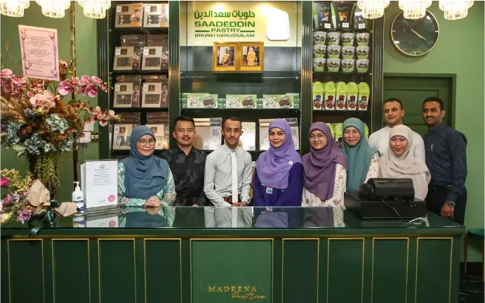  ??  ?? General Manager of Madeena Pastries Bassam Mahmoud (3rd L) with the team at the newly- opened store at The Mall, Gadong . Images: Fazizul Haqimie and Analisa Amu