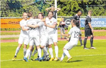  ?? SZ-ARCHIVFOTO: WAGNER ?? Mit einem Sieg in Essingen stieg der SSV Ehingen-Süd in die Verbandsli­ga-Saison 2019/20 ein – danach gab es im Lauf der Vorrunde noch etliche Male Grund zum Jubel.