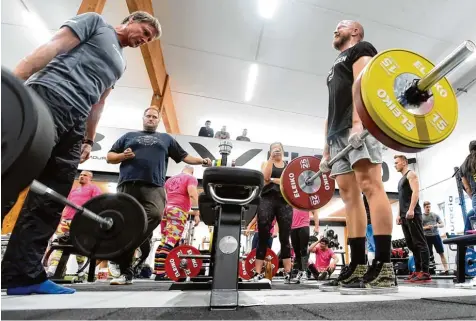  ?? Foto: Marcus Merk ?? Eine Stunde lang für den guten Zweck schwitzen: Für jedes Kilo wurde bei der „Deadlift Challenge to lift somebody up“ein Cent an den Bunten Kreis gespendet. Wie hoch die Spende ausfiel, stand gestern Abend noch nicht fest.