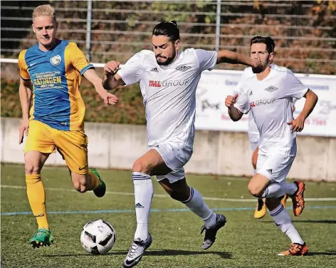  ?? RP-FOTO: MATZERATH ?? Ali Can Ilbay (Mitte) durfte gegen Ratingen nur 45 Minuten mitspielen – kurz vor der Pause foulte er Tobias Peitz (l.) und sah Rot.