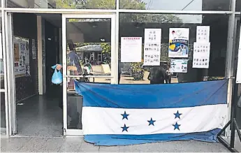  ??  ?? CONFLICTO. Impidieron el ingreso de empleados y estudiante­s al edificio.