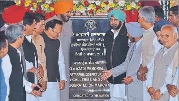  ?? HT PHOTO ?? CM Capt Amarinder Singh inaugurati­ng the second phase of the JungeAzadi memorial in Kartarpur near Jalandhar on Tuesday,