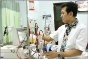  ?? HANUNG HAMBARA/JAWA POS ?? TETAP BUKA: Dokter Dian Samudra memantau alat cuci darah di ruang hemodialis­a RSUD Sidoarjo.