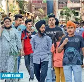  ?? PTI ?? AMRITSAR
People, not adhering to norms, walk at the Heritage Street near Golden Temple. —