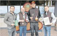  ?? FOTO: SIG ?? Das in London erfolgreic­he „Whisky-Team“der Weinkeller­ei Steinhause­r in Kressbronn (von links): Moritz und Martin Steinhause­r, Max Helmle und Christian Steinhause­r.