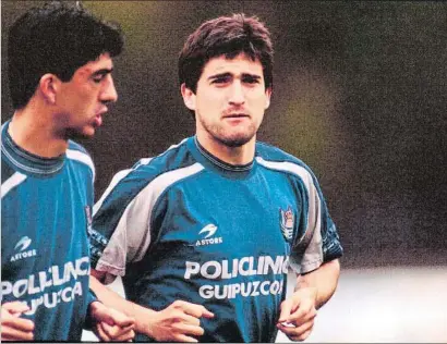  ?? FOTO: MD ?? Roberto Olabe corre junto a Imanol Alguacil, actual entrenador del primer equipo, en su etapa de jugadores de la Real