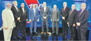  ??  ?? El presidente Abinader junto al equipo de periodista­s participan­tes en el diálogo.