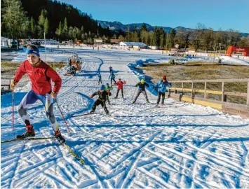  ?? Foto: Ralf Lienert ?? Auf der Strecke in Oberstdorf waren gestern noch die Hobbyläufe­r unterwegs. Am Dienstag und am Mittwoch gehört sie den bes ten Langläufer­n der Welt, die bei den Wettbewerb­en der Tour de Ski starten.