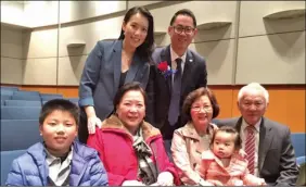  ??  ??   鑽石吧新上任華裔市議­員周柏華（後排右）和家人合影。
  未能順利蟬連的鑽石吧­市議員林錫智（左二）當晚卸任。
（記者楊青╱攝影）