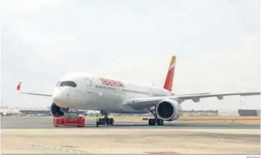  ?? ARCHIVO ?? Un avión de Iberia en el aeropuerto de Madrid.