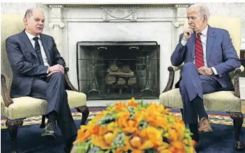  ?? FOTO: SUSAN WALSH/AP/DPA ?? Ein Bild aus dem vergangene­n Jahr: Bundeskanz­ler Olaf Scholz (links) zu Gast bei US-Präsident Joe Biden (rechts) im Weißen Haus. Am Freitag steht ein erneuter Besuch auf dem Programm.