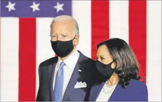  ??  ?? BIDEN-HARRIS. Mascarilla en el acto de presentaci­ón previo a la convención del próximo lunes.