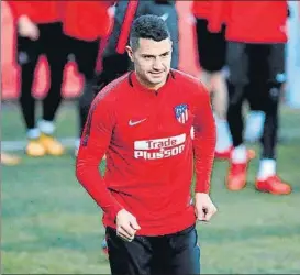  ?? FOTO: EFE ?? Vitolo ya luce el escudo del Atlético Primera sesión del canario con sus compañeros