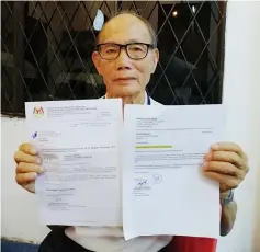  ??  ?? Jalong shows the supporting letter (right) from Long Pelutan village chief Tingang Pahang, and a reply from the Home Ministry on Sept 28, 2018 regarding his applicatio­n for a blue identity card.