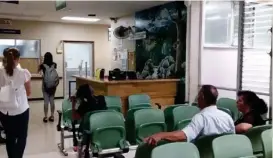  ?? KAREN FERNÁNDEZ ?? En esta pequeña sala les toca esperar a los pacientes.