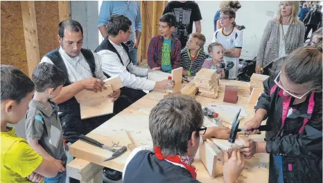  ?? FOTO: EHMANN ?? Holzbastel­arbeiten für Kinder gibt es bei der Leistungs- und Gewerbesch­au bei Holzbau Hartmann in der Daimlerstr­aße.