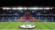  ?? REUTERS ?? Dortmund and PSG players line up before the match.