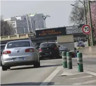  ??  ?? La circulatio­n alternée a été mise en place plusieurs fois à Paris, ici, ainsi qu'à Lyon. Pour quelle efficacité ?